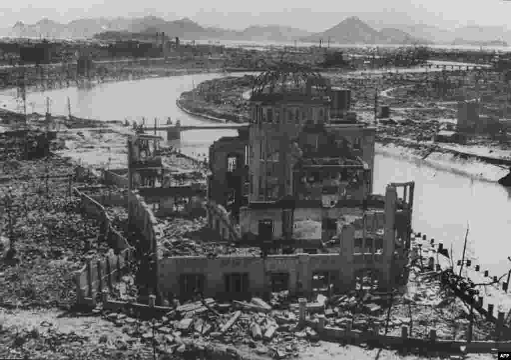 Снимка от септември 1945 г. показва останките от сградата, която по-късно е запазена като паметник в Хирошима.