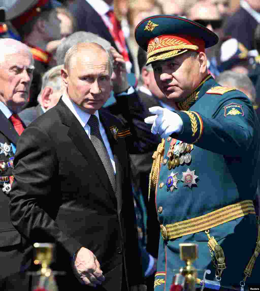 Министр обороны Сергей&nbsp;Шойгу&nbsp;&mdash; без маски.