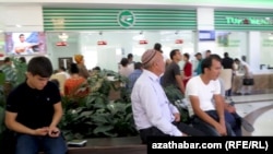 "Türkmenhowaýollarynyň" uçar biletlerini satýan edarasy, Aşgabat (arhiw suraty) 