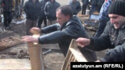 Բողոքի ակցիայի մասնակիցները կոտրում են արկղերը, որոնցում տեսակավորված է Հրազդանի հանքի հանքանյութը, 9 նոյեմբեր, 2011 