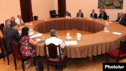 Իշխող կոալիցիայի եւ ընդդիմադիր Հայ ազգային կոնգրեսի միջեւ երկխոսության շրջանակներում հանդիպումներից մեկը, Երեւան, 4-ը օգոստոսի, 2011թ.