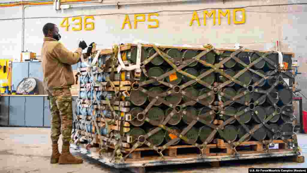 Un militar american pregătește lăzi cu echipament militar destinat Ucrainei la Baza Forțelor Aeriene Dover pe 21 ianuarie. Ambasada SUA la Kiev a anunțat pe 22 ianuarie că aproximativ 90 de tone de ajutoare militare au sosit în Ucraina din Statele Unite.