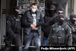 Veljko Belivuk ismert vezérszurkolót tartóztatják le egy rajtaütés során a belgrádi Partizan Stadionban. Összesen 17 törzsszurkolót vittek el, akiket többek között szervezett bűnözéssel, gyilkossággal és kábítószer-kereskedelemmel gyanúsítottak
