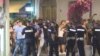 Pristalice SNS-a iza kordona policije za vreme napada na građane, Bačka Palanka, 12. avgust 2025.