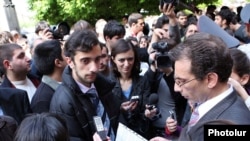 Բողոքող ուսանողները Կառավարության շենքի մոտ: 6-ը մայիսի, 2010թ.