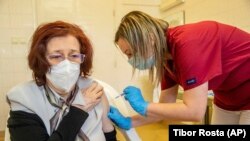 Kórházban oltanak be egy pácienst a Szputnyik V orosz termék első dózisával Békéscsabán, 2021. március 25-én. 