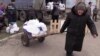 Єврокомісар взяв участь у роздачі гуманітарних наборів на Донбасі (відео)