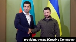 Presidenti ukrainas, Volodymyr Zelensky (djathtas) dhe kryeministri bullgar, Kiril Petkov