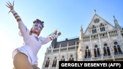 Egy résztvevő a budapesti parlament épülete előtt 2021. június 14-én azon a tüntetésen, amelyen ezrek tiltakoztak a pedofiltörvényhez benyújtott, az LMBTQI közösség tagjait sújtó javaslatok ellen.