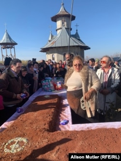 Diana Șoșoacă a keresztet formázó tortával a Plăviceni-kolostornál