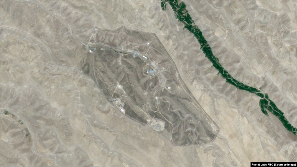 Baza iraniană de rachete Tabriz Sud este prezentată în imagini din satelit înainte și după atacurile aeriene israeliene.Fotografia din stânga, furnizată de Planet Lab, este realizată pe 11 iunie 2025, iar cea din dreapta – pe 13 iunie 2025.
