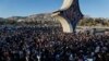 Aktivistë sirianë mblidhen në sheshin Umayyad, gjatë proteste për të kërkuar shtet laik, në Damask, Siri, 19 dhjetor 2024.