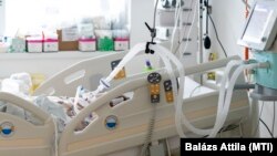 Lélegeztetett betegeket ápolnak a fehérgyarmati kórház intenzív osztályán 2021. április 2-án