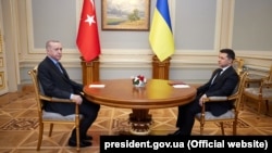 На 3 февруари в Киев се срещнаха президентът на Украйна Владимир Зеленски и турският президент Реджеп Тайип Ердоган (в ляво). 