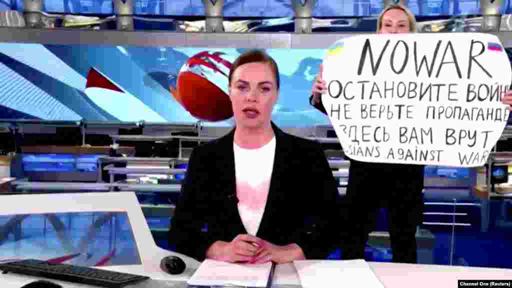 Redaktorja e televizionit rus, Marina Ovsyannikova, ndërpret një transmetim të drejtpërdrejtë më 14 mars me një pankartë ku shkruhej: "Ndaloni luftën. Mos i besoni propagandës. Ata ju gënjejnë këtu". Ovsyannikova u gjobit me 30,000 rubla (250 dollarë) dhe u transferua në Gjermani, ku më vonë mori çmimin 'Havel Dissent' për protestën e saj.