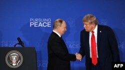 Орусиянын президенти Владимир Путин жана АКШнын президенти Дональд Трамп. 