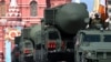 Sistem raketor rus Yars RS-24 për raketa balistike interkontinentale, gjatë një paradte ushtarake në sheshin e Moskës. Fotografi ilustruese nga arkivi.