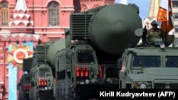 Sistem raketor rus Yars RS-24 për raketa balistike interkontinentale, gjatë një paradte ushtarake në sheshin e Moskës. Fotografi ilustruese nga arkivi.