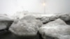 Факел на заводе по производству сжиженного газа под городом Корсаков на Сахалине, февраль 2009