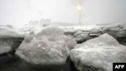 Факел на заводе по производству сжиженного газа под городом Корсаков на Сахалине, февраль 2009