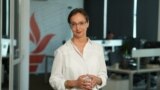Regizoarea Leontina Vatamanu în redacția Europei Libere de la Chișinău.