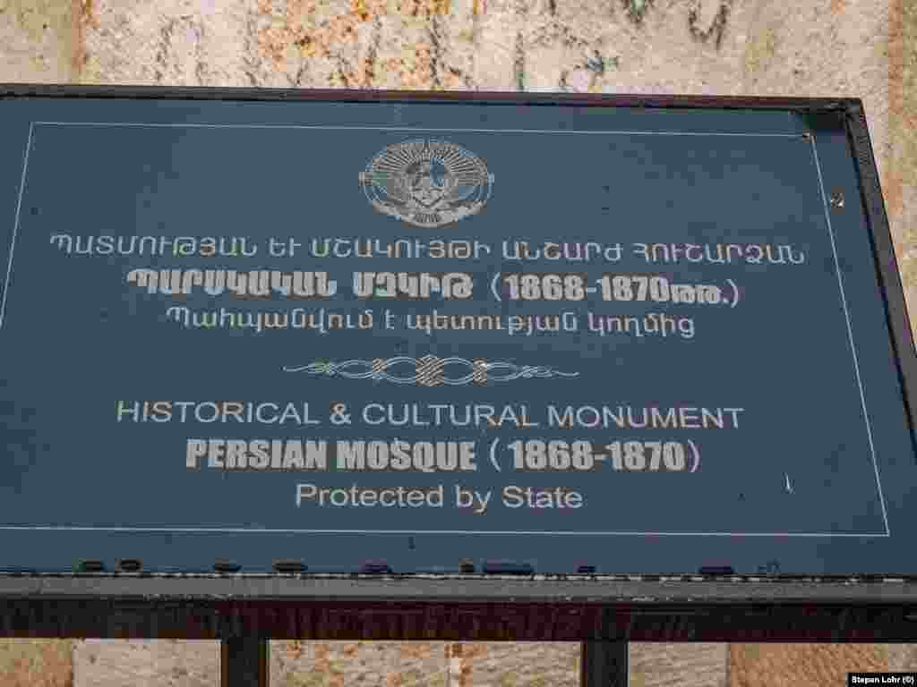 Një pllakë me mbishkrim në gjuhën armene dhe në atë angleze jashtë xhamisë, e përshkruan atë&nbsp; një xhami &#39;persiane&#39; të ndërtuar në vitet 1868-&#39;70.