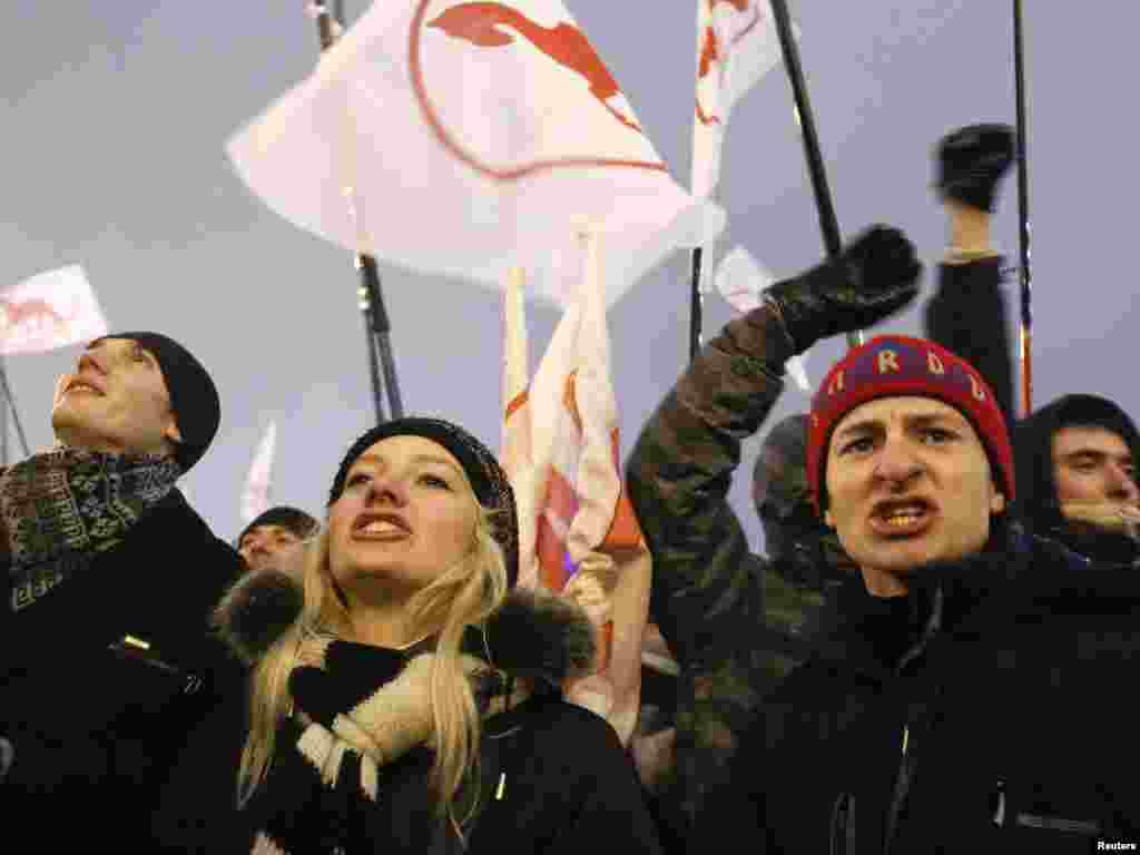 «Oktýabr» meýdançasyna ýygnanan protestçileriň sany kem-kem köpelip, ahyrky netijede ol 20 müň töweregi adamlyk uly mähellä öwrüldi. 