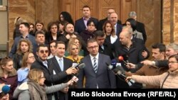 Претседателот на ВМРО-ДПМНЕ, Христијан Мицкоски и дел од пратеничката група пред Собранието на Македонија. 