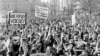 "Vox populi vox dei" ("Глас народен - глас Божи", лат.). Плакат, издигнат на първия митинг на дисидентските организации след свалянето на Тодор Живков. 18.11.1989 г.