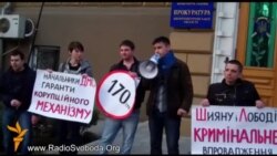 Активісти Дніпропетровська вимагали видавати закордонні паспорти по 170 грн