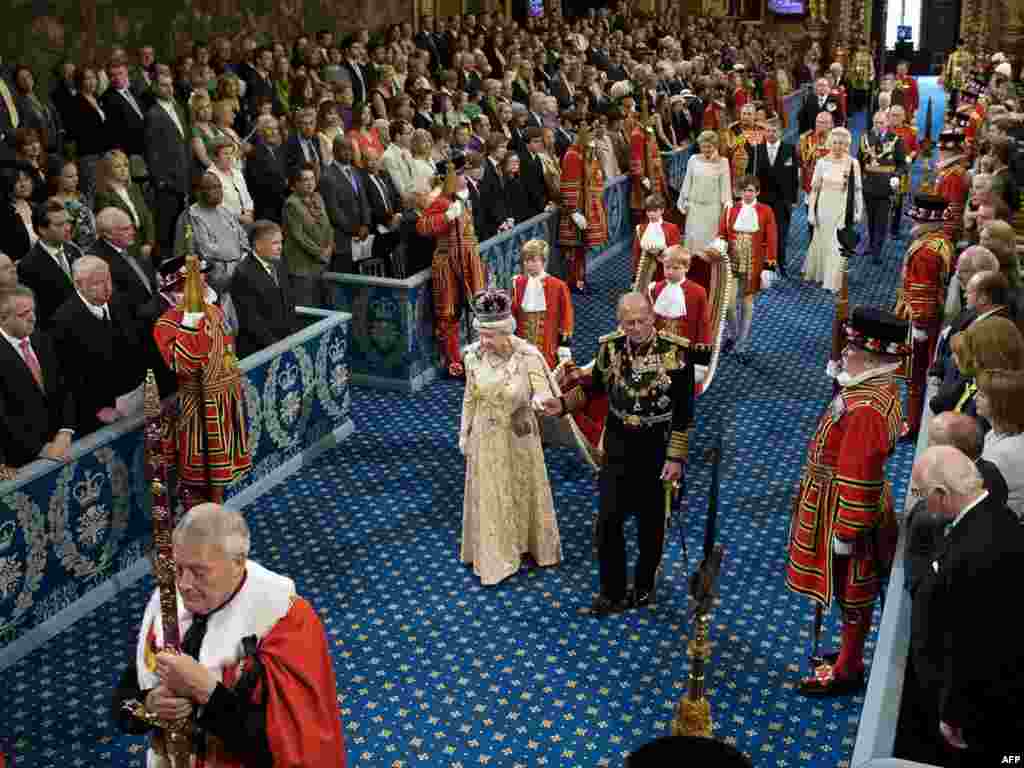 Kraljica Elizabeta II i njen suprug princ Filip šetaju Kraljevskom galerijom u Vestminsterskoj palati tokom državnog otvaranja parlamenta u Londonu u maju 2010. &nbsp;
