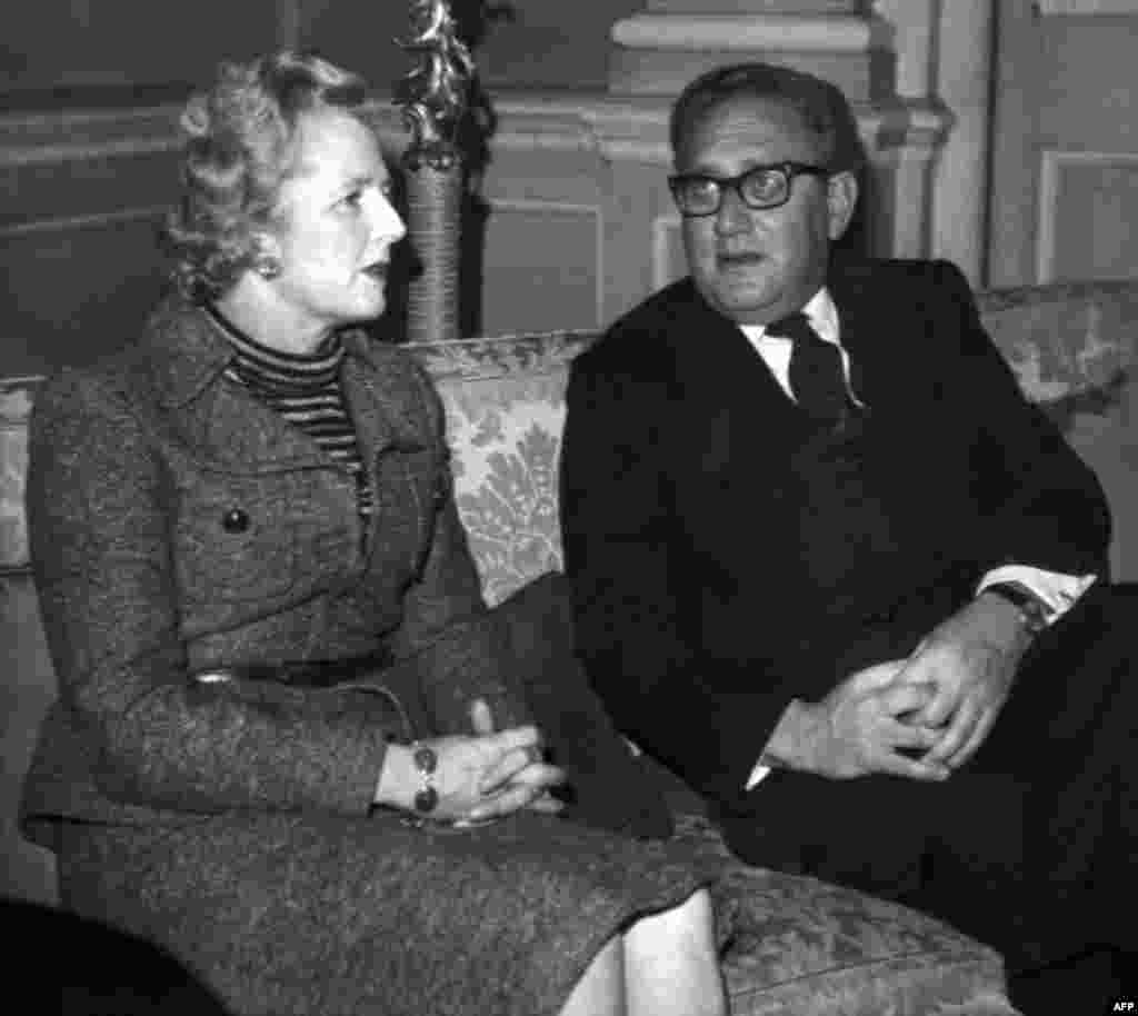 Cu secretarul de stat american Henry Kissinger la Londra &icirc;n februarie 1975.