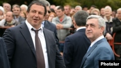 Սերժ Սարգսյանը և Գագիկ Ծառուկյանը Աբովյանում՝ եկեղեցու բացման արարողության ժամանակ, արխիվ