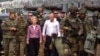 Presidentja e Komisionit Evropian, Ursula von der Leyen, dhe kryeministri polak, Donald Tusk, duke vizituar kufirin e Polonisë me Bjellorusinë, më 31 gusht.