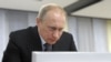 Владимир Путин во время посещения Президентской Библиотеки имени Б.Н. Ельцина