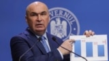 Premierul Ilie Bolojan a explicat într-o conferință de presă din 2 septembrie că reducerea a 40% din posturile totale din administrație ar însemna diminuarea a 10% din posturile ocupate efectiv.