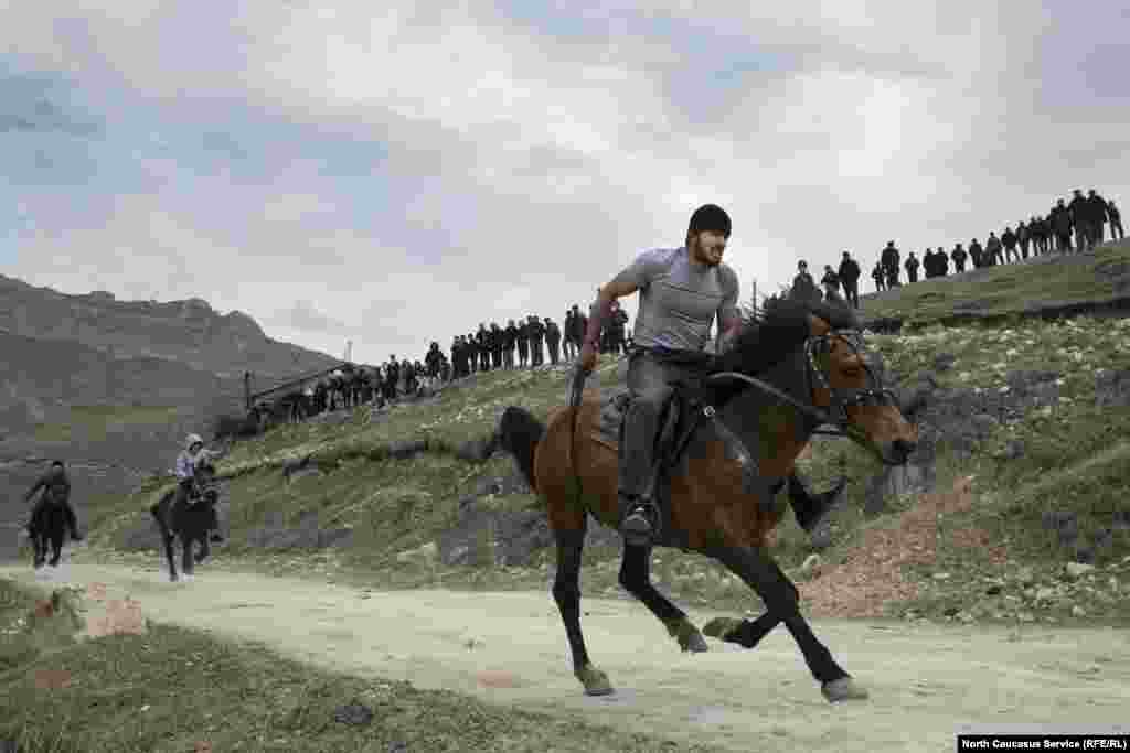 O cursă de cai în satul Balkhar, Daghestan, Rusia, 6 aprilie 2019