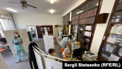 Prágában oltanak a Pfizer termékével, 2021. január 25-én.