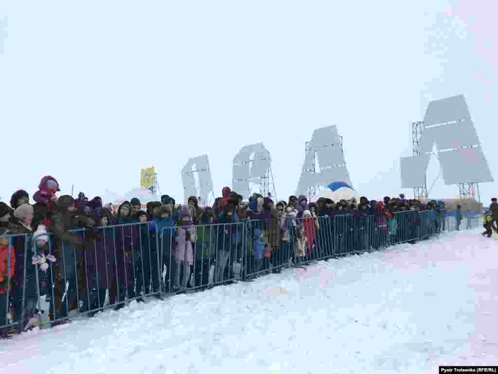 Spectators, including children, braved temperatures as low as minus 23 degrees Celsius. 