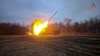 Un lansator rus de rachete atacă poziții ucrainene din Kursk. Fotografie de arhivă .