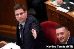 Gulyás Gergely és Rogán Antal a Parlamentben, 2019 decemberében