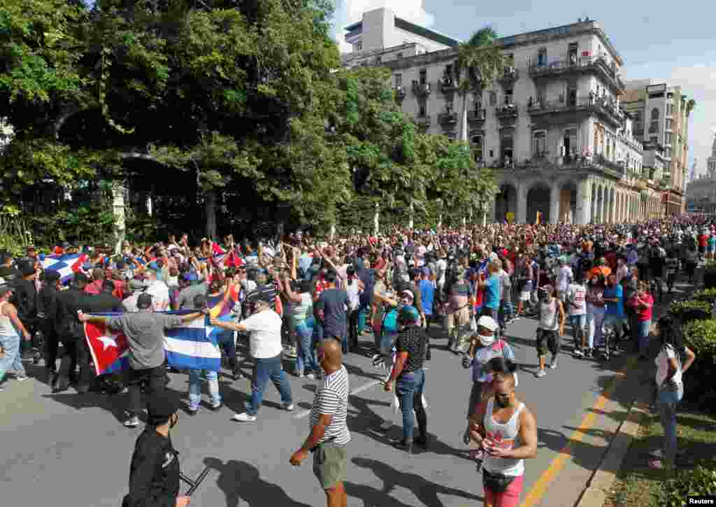 Një person arrestohet nga oficerët policorë me rroba civile, gjatë protestave antiqeveritare.