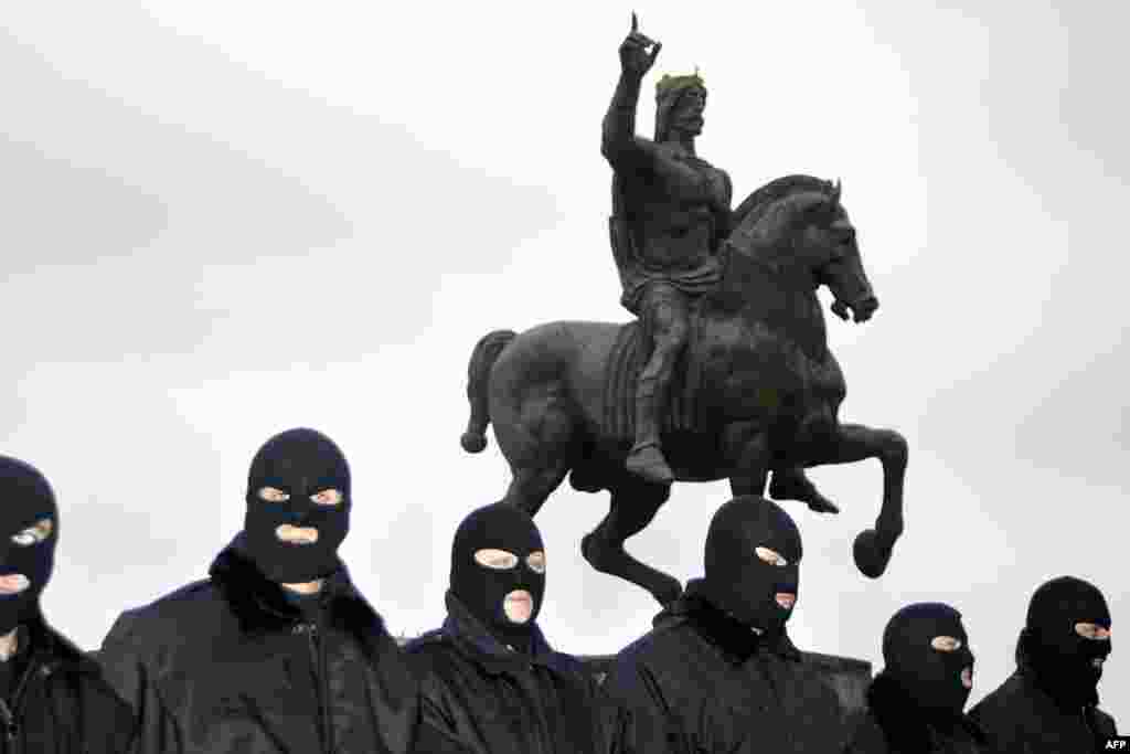 Поліцейські в масках стоять на сторожі під час мітингу опозиції в Тбілісі 8 листопада 
