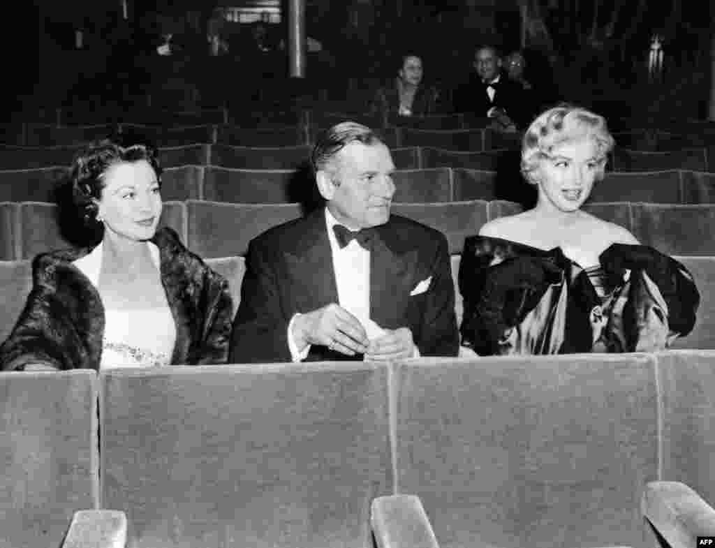 Мерилин Монро со актерката Вивиен Ли и со сер Лоренс Оливие во 1956 година.