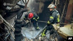 Работници гасят пожар след руска атака срещу Триполската ТЕЦ в Украинка, Киевска област, Украйна, 11 април 2024 г. Снимката е илюстративна.