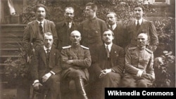 Дзеячы БНР, 1918. Язэп Варонка сядзіць другі справа.