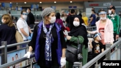 Pasagjerë në Aeroportin Sabiha Gokcen në Stamboll.