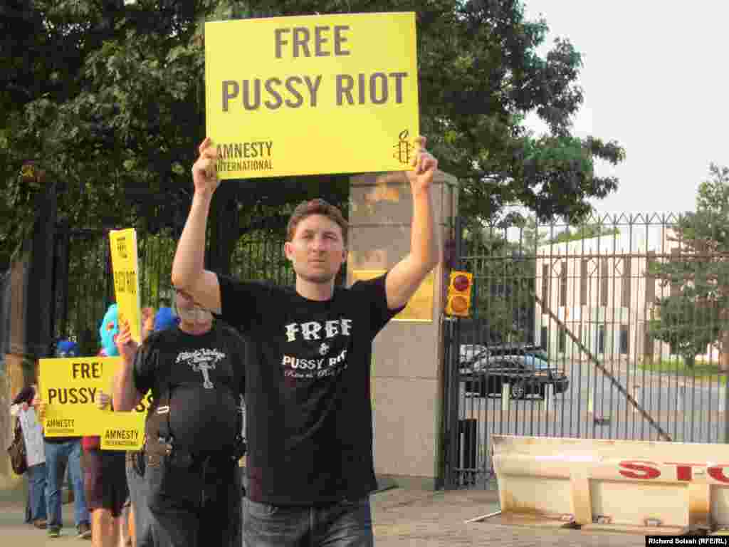 Protest ispred Ambasade Rusije u Washingtonu