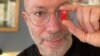 "Te is tűzd ki ma a piros szalagot! AIDS világnap van, a járványak távolról sincs vége" - üzeni közösségi oldalán Bereczky Tamás
