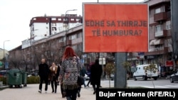 Foto nga arkivi - Billbord në Prishtinë më 8 mars 2018, në kujtim të grave të vrara nga burrat e tyre.